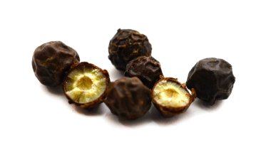 Siyah biber beyaz arkaplanda izole edildi