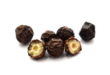 Siyah biber beyaz arkaplanda izole edildi