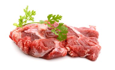 Beyaz arka planda izole edilmiş taze çiğ biftek.