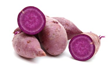 Beyaz arka plan üzerinde yam patates yakın çekim 