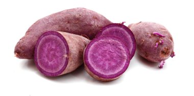 Beyaz arka plan üzerinde izole çiğ mor patates