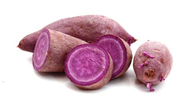 Beyaz arka plan üzerinde izole çiğ mor patates