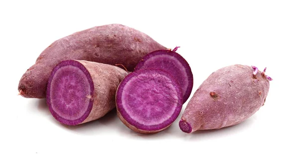 Ruwe Paarse Aardappel Geïsoleerd Wit — Stockfoto