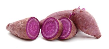 Beyaz arka planda izole ham tatlı patates, sağlıklı gıda kavramı