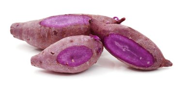 beyaz arka planda mor patates 