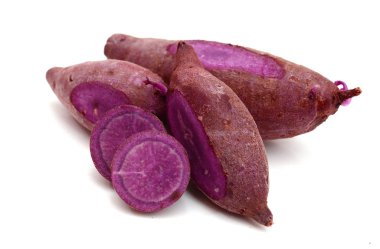 Beyaz arka planda izole ham tatlı patates, sağlıklı gıda kavramı