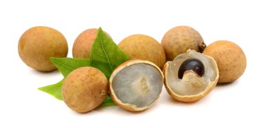 Tatlı Longan beyaz arka plan üzerinde izole