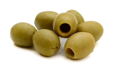 Kase içinde yeşil zeytin ve beyaz arka planda zeytin dalı