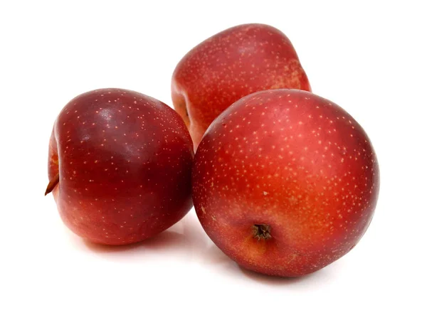 Bütün Üzerinde Beyaz Izole Yarım Kırmızı Elmalar — Stok fotoğraf