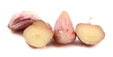 Beyaz arkaplanda sarımsak karanfilleri