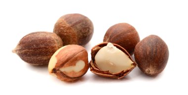 Fındıklar beyaz üzerine izole.