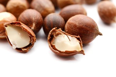 Beyaz arkaplanda fındık