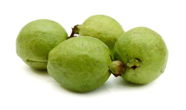 Guava meyvesi beyaz arkaplanda izole
