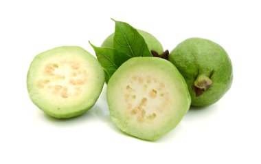 Guava meyvesi beyaz arkaplanda izole