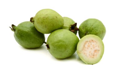 Beyaz arkaplanda guava (tropikal meyve) 
