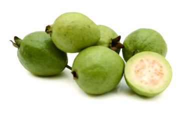 Beyaz arkaplanda guava (tropikal meyve) 