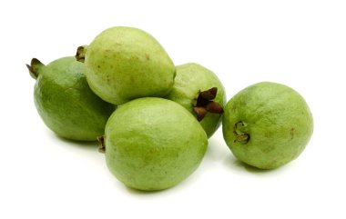 Beyaz arkaplanda guava (tropikal meyve) 