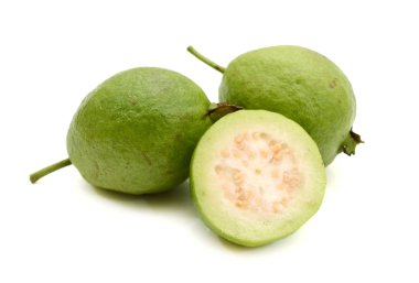 Beyaz arka planda lezzetli guava meyvesi 