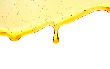 Tatlım. Bal ve bal ayı rustik meşe masada. Arka planda sıcak bitki çayı 