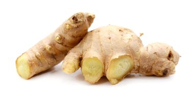 Beyaz arkaplanda taze zencefil 