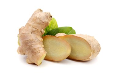 Zencefil kökü üzerinde beyaz izole dilimleri ile