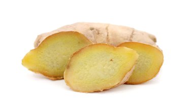 Zencefil kökü üzerinde beyaz izole dilimleri ile