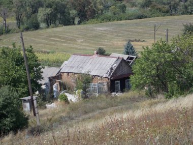 Tarlaların, sebze bahçelerinin ve ağaçların olduğu eski köy evi.