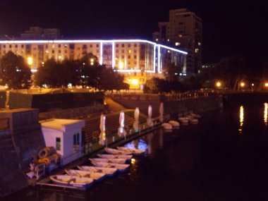 Şehir güvertesi, evin yanındaki gece ışıklarıyla aydınlatılıyor.