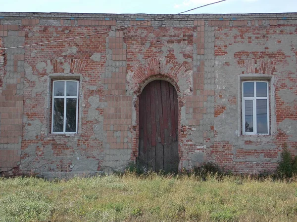 Muro Una Antigua Iglesia Con Puertas Ventanas — Foto de Stock