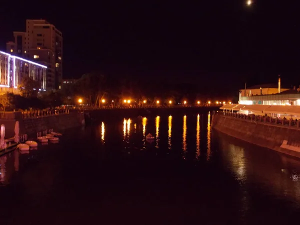 Paseo Ciudad Iluminado Por Luces Nocturnas Junto Cual Encuentra Casa —  Fotos de Stock