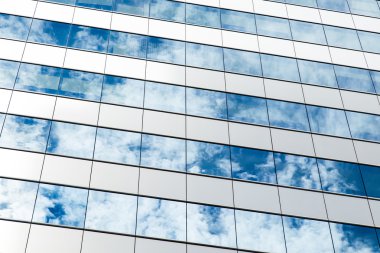 Pencerelere yansıyan bulutlar