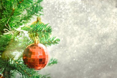 Gümüş Noel arka plan ile dekore edilmiş ağaç de-odaklı ışıkların