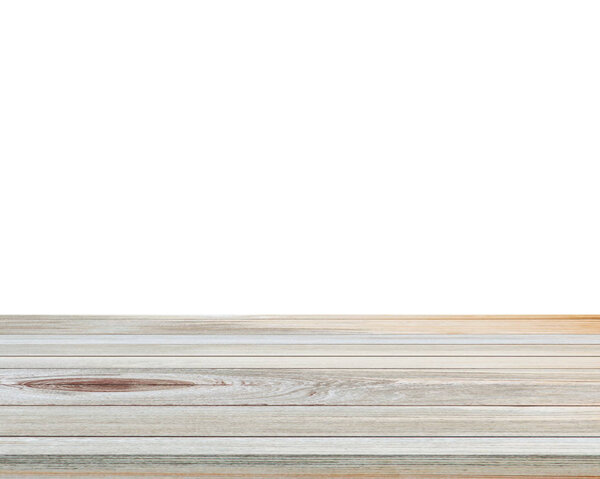 Пустая деревянная столешница изолирована на белом фоне для монтажа изделий

