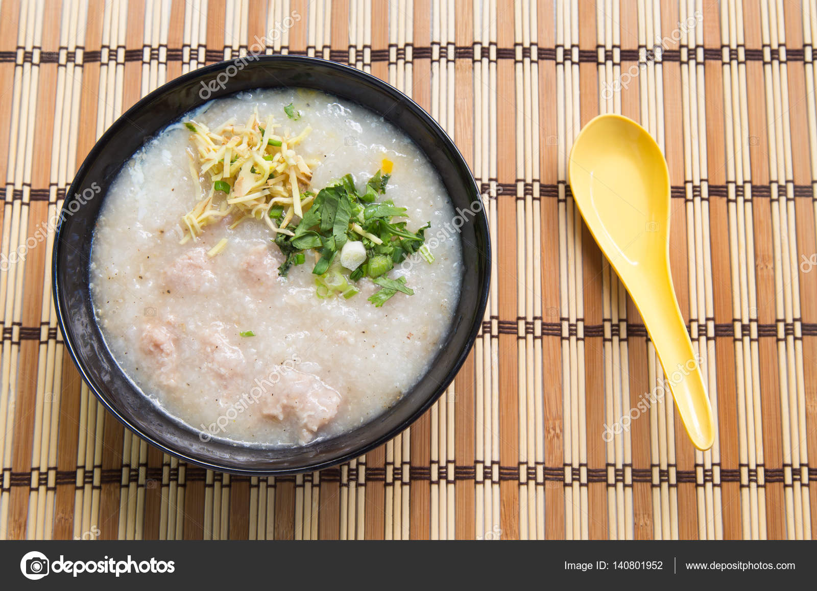 米稀饭，在白色背景的米汤 库存图片. 图片 包括有 泰国, 瓷器, 黄色, 鸡蛋, 蔬菜, 膳食, 投反对票 - 131230415