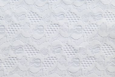 küçük çiçekli beyaz zemin üzerine beyaz dantel.