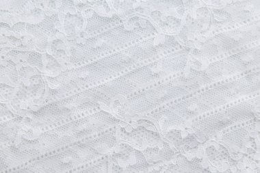 küçük çiçekli beyaz zemin üzerine beyaz dantel.