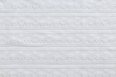 küçük çiçekli beyaz zemin üzerine beyaz dantel.