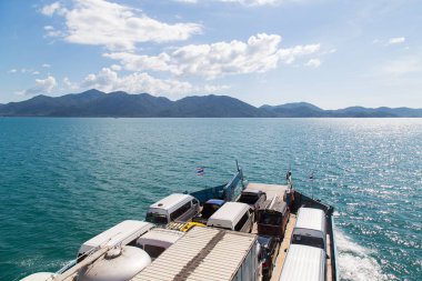 İnsanları ve arabaları taşımak için feribot.