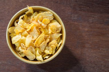 Tahta masada bir kase mısır gevreği..