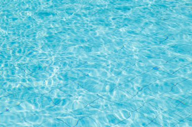 Yüzme havuzunda mavi yırtık su.