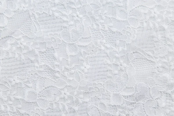 küçük çiçekli beyaz zemin üzerine beyaz dantel.