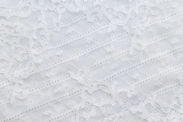 küçük çiçekli beyaz zemin üzerine beyaz dantel.