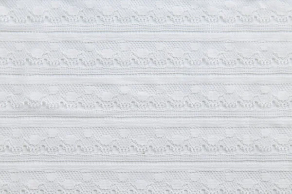 küçük çiçekli beyaz zemin üzerine beyaz dantel.