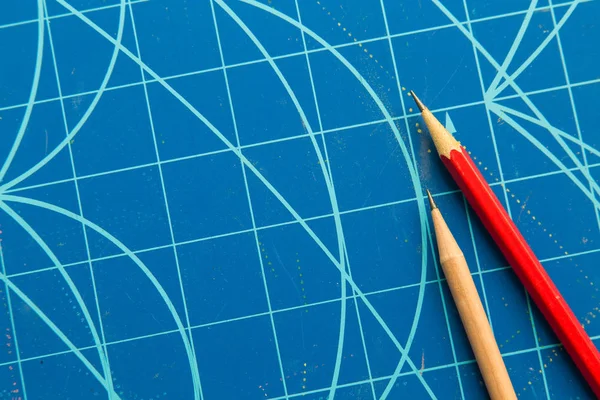 Crayon remplacer sur tapis de coupe bleu . — Photo