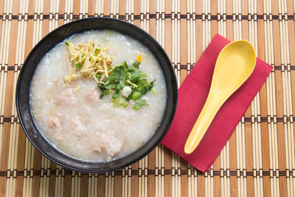 Congee, Gachas de arroz, Gachas de arroz, Sopa de arroz sobre fondo de madera, Vista superior . —  Fotos de Stock