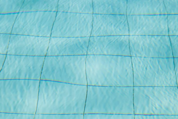 Agua azul rasgada en la piscina. —  Fotos de Stock