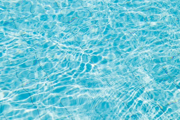 Agua azul rasgada en la piscina. — Foto de Stock