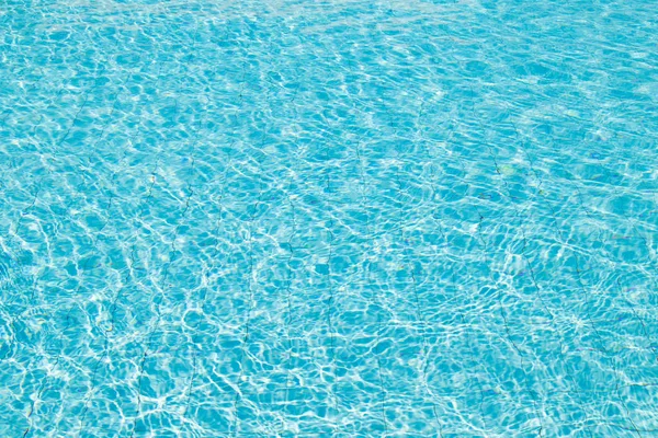 Agua azul rasgada en la piscina. — Foto de Stock