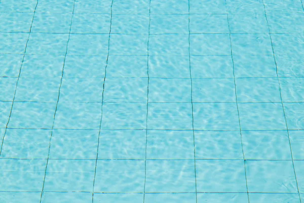 Блакитна витягнута вода в басейні . — стокове фото
