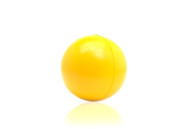 Beyaz arka plan üzerinde izole sarı plastik top.